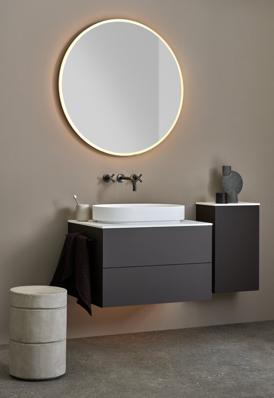 Badmöbel Navo mit Aufsatzbecken in Corian und grossem runden Lichtspiegel