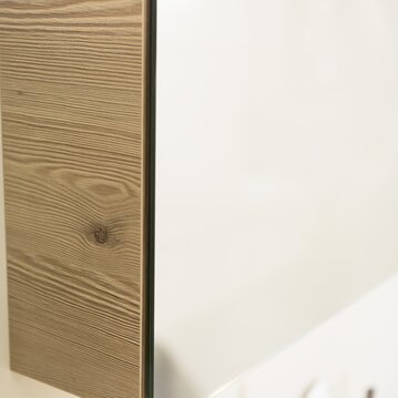 Detailansicht des eleganten Spiegelelements aus Holz der Möbelkollektion SB.2 von Schweizerbad