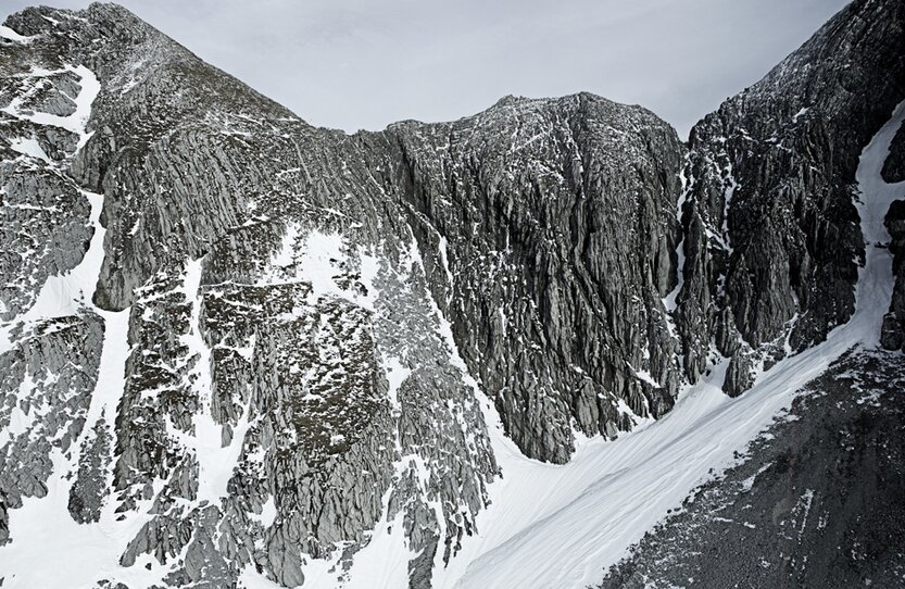 Landschaftsfoto mit verschneiter Felswand