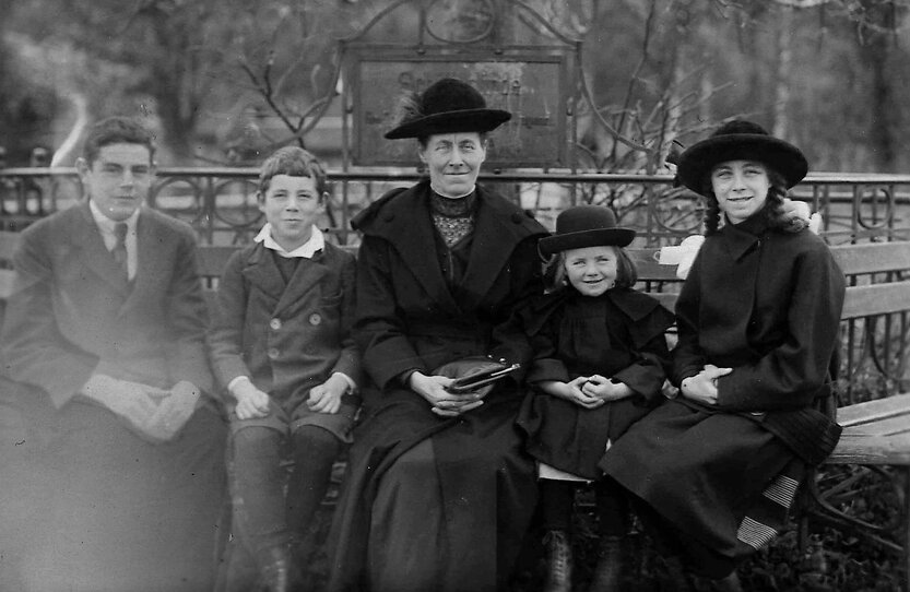 Familienfoto Maria Fraefel-Kempter mit ihren 4 Kindern