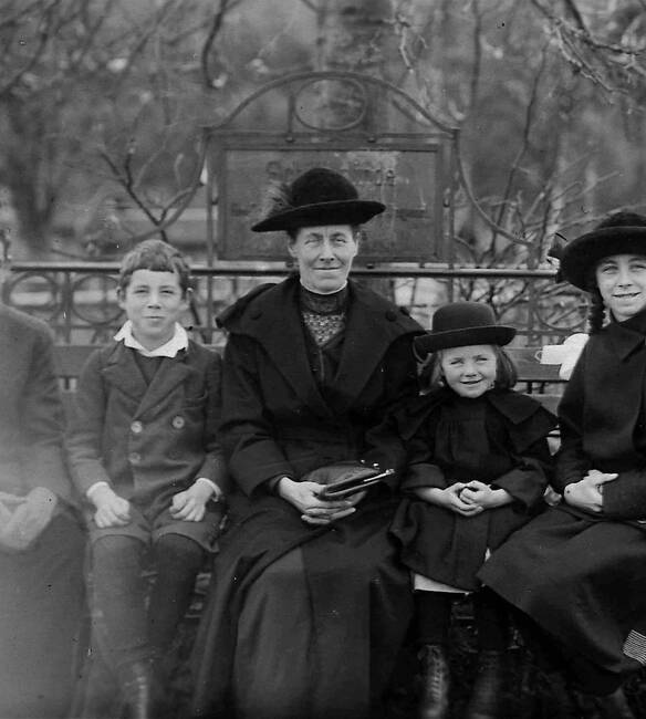 Familienfoto Maria Fraefel-Kempter mit ihren 4 Kindern